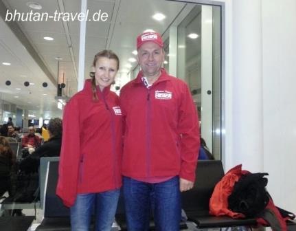 Tag 1 Susanne Huber und Heinrich Heinz vor dem Abflug nach Delhi am Flughafen Mnchen